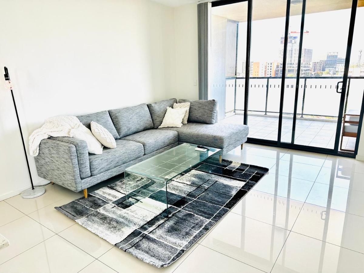 Modern 2 Bedroom & 2 Bathroom Apartment With Stunning Sydney Cbd & Skyline Views! Liverpool Exterior foto