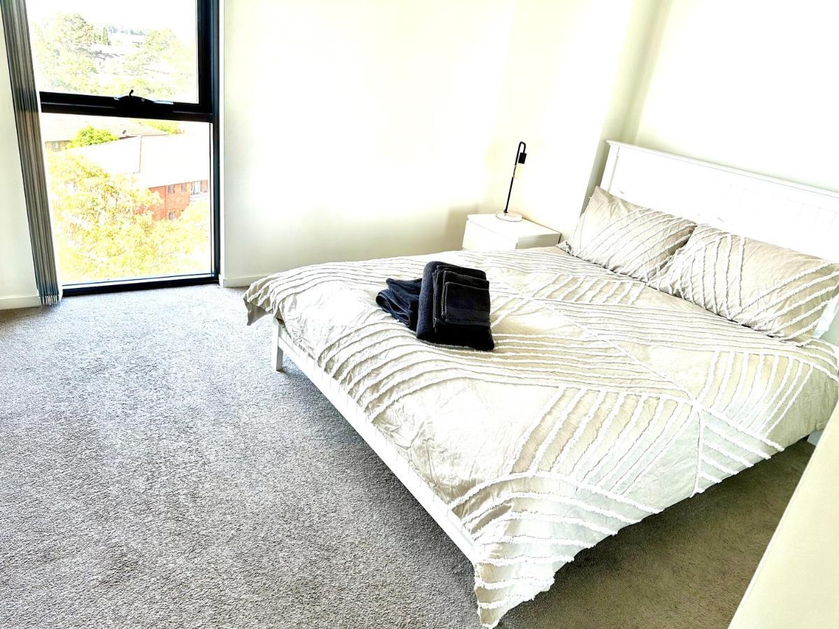 Modern 2 Bedroom & 2 Bathroom Apartment With Stunning Sydney Cbd & Skyline Views! Liverpool Exterior foto